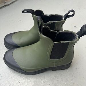 EVERLANE Women’s Ankle Rubber Rain Chelsea Boots in green - Size US 5